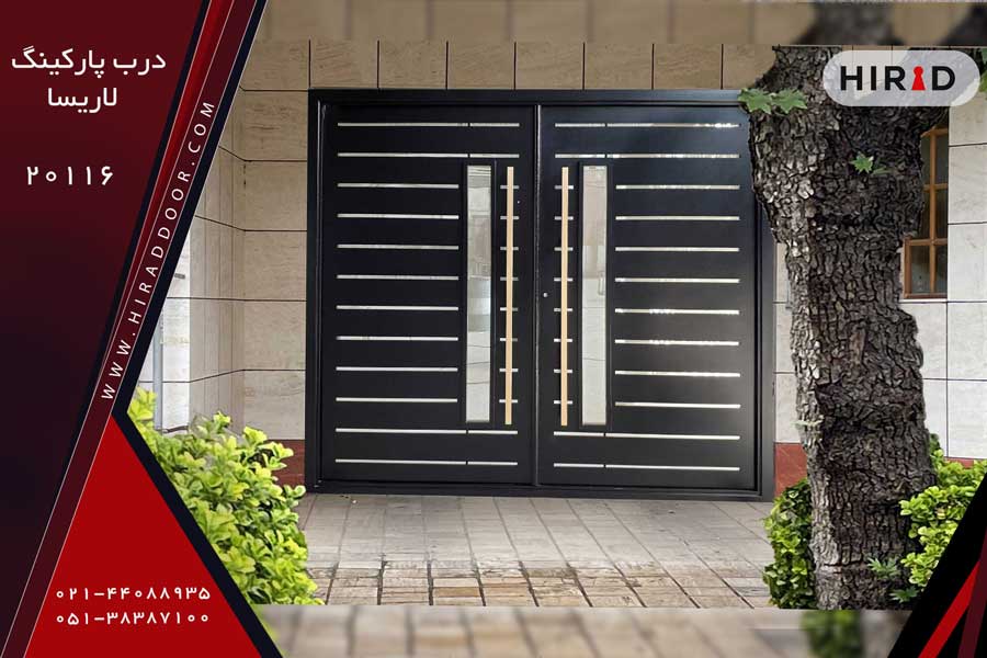 درب پارکینگ فلزی مشکی رنگ با دودستگیره عمودی طلایی بلند، نصب شده در ساختمان ویلایی با نمای سنگ